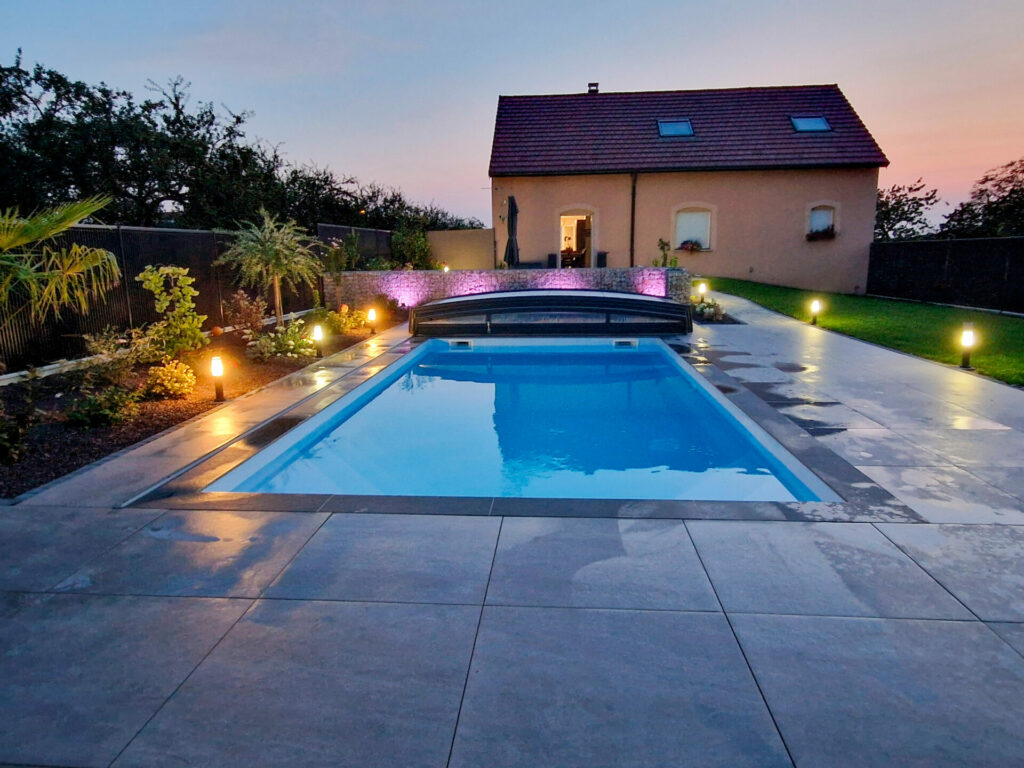 Piscine et aménagement céramique, massif, gabion et éclairage 1